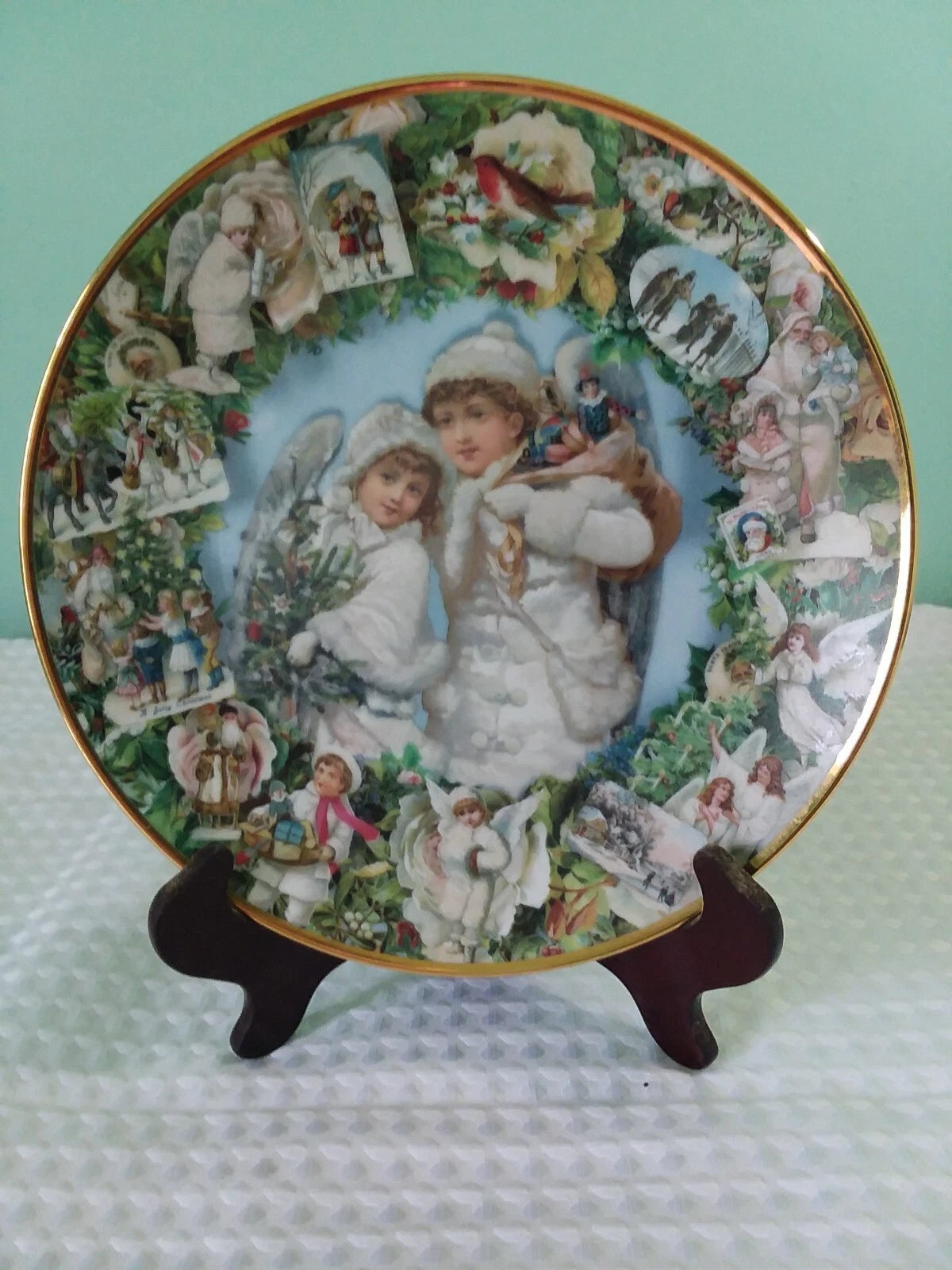Angels Christmas collector plate/victorian / collectible 2360B