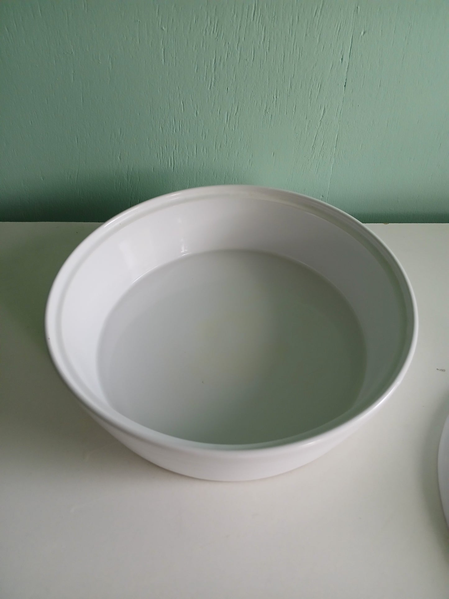 Heavy duty casserole dish with lid