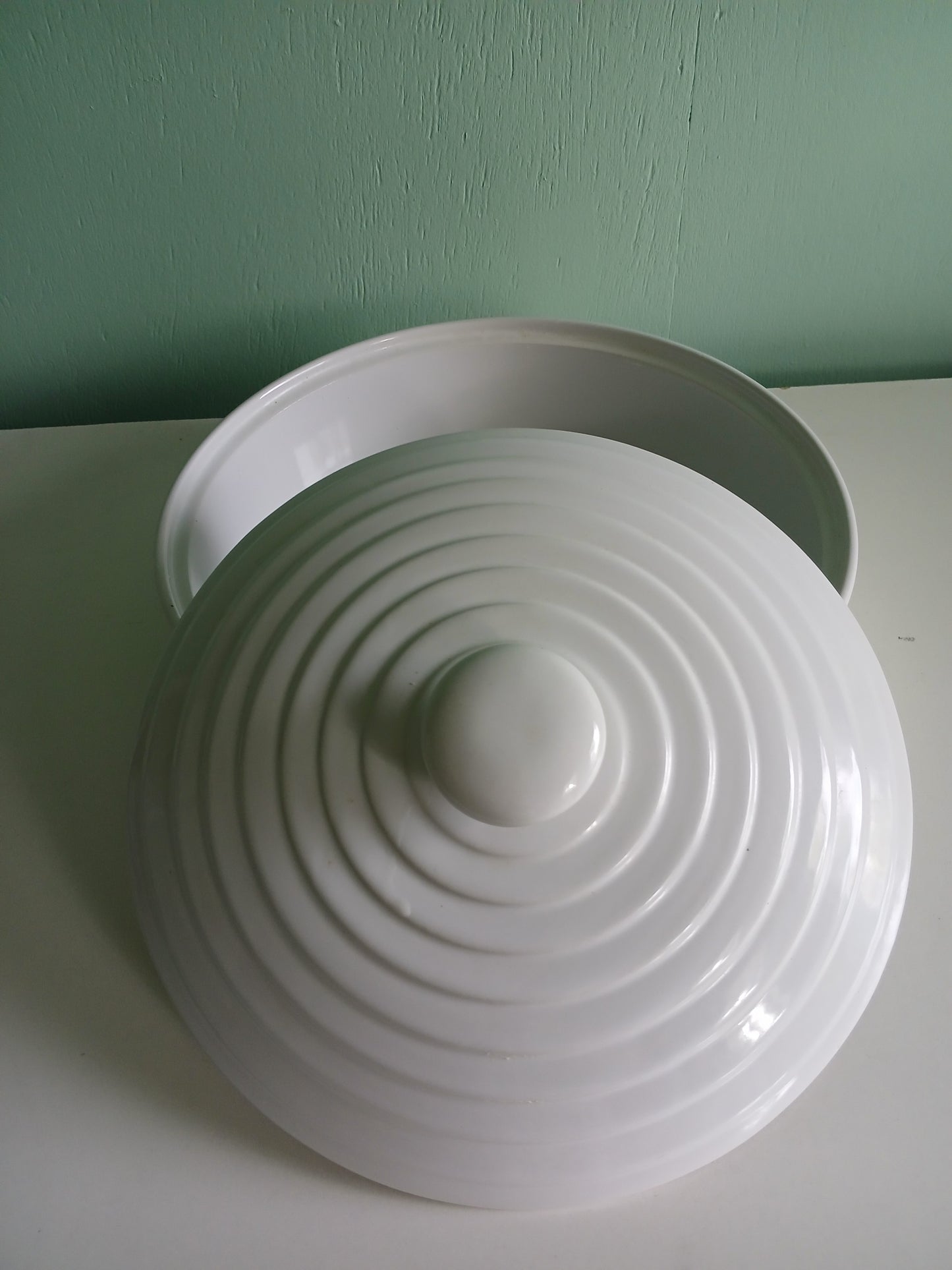 Heavy duty casserole dish with lid